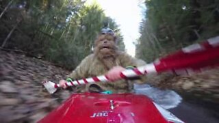 Chewbacca da Guerra das Estrelas faz downhill de caiaque