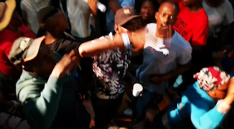 SOUTH AFRICA - Johannesburg - Alexandra community wait for Mayor (Video) (DJE)