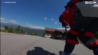 Une fillette dévale une route comme une pro sur son skate!