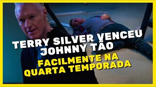 Por que Terry Silver venceu Johnny tão facilmente na quarta temporada de Cobra Kai?