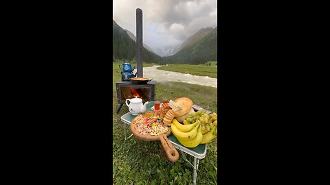 The pleasure of drinking tea in cloudy weather