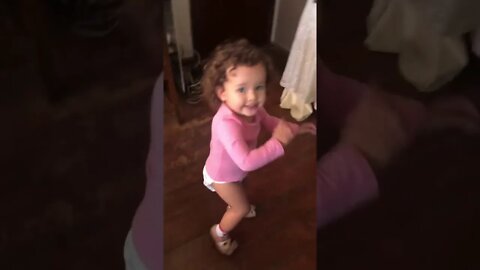 LINDA BÉBÉ DANCANDO MUITO - BEAUTIFUL BABY DANCING A LOT - HERMOSO BEBÉ BAILANDO MUCHO - सुंदर बच्चा