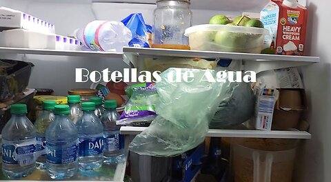 2023 M06 28 Botellas de agua medio vacías en la nevera