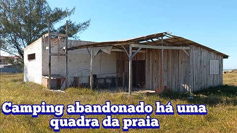 camping abandonado há uma quadra do mar com banheiros cama e colchões