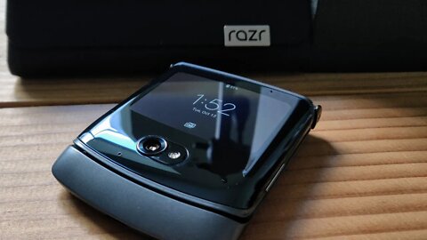 Motorola Razr 5G Unboxing Live...