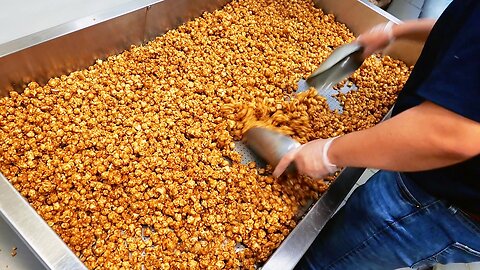 American Food - The BEST POPCORN in Chicago! Garrett Popcorn’s Cheddar and Caramel Mix