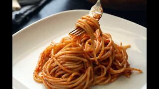 Man eats spaghetti with scissors!