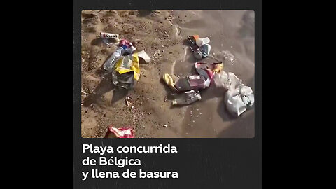 Turista muestra una playa belga llena de basura