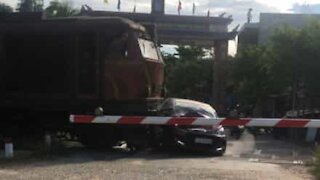 Trem colide contra motorista distraído