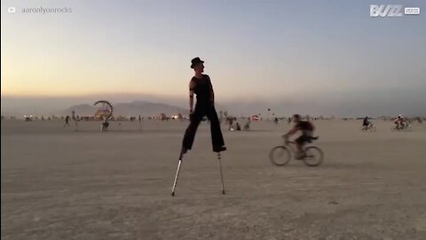 Artista deslumbra com dança em andas no Burning Man