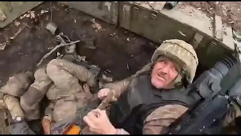 Russian soldier gives Ukrainian enemy opportunity to surrender