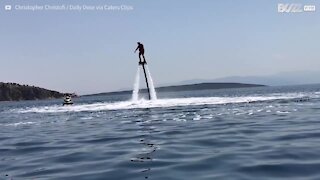 Sa figure en flyboard finit par... tomber à l'eau