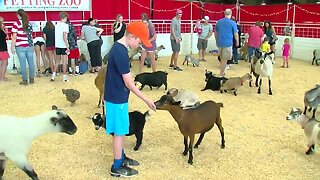 Kid reporter takes us through the Tulsa State Fair (Spanish)