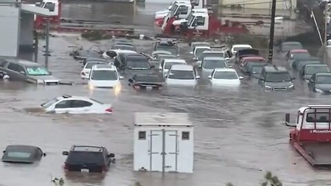 Heavy rain hit the Russian city of Vladivostok: Cars are completely submerged under water