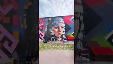 LADY DOES AN ASTONISHING GRAFFITI MURAL 😲 #graffiti #graffitiart #shorts