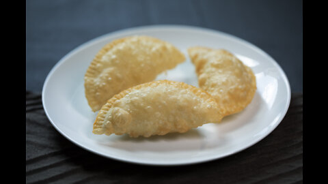 Simple steps on how to make fresh Coconut Samosa.