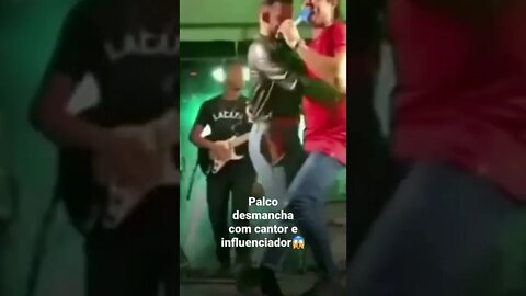 Palco desaba com cantor e influenciador na Bahia #shorts