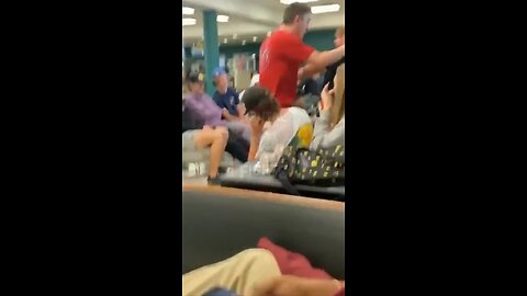 White kids fighting chokes him out 😮