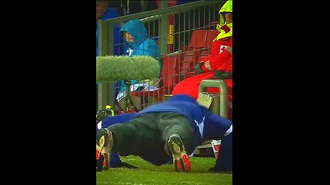 Coach doing push-ups on the soccer field - Coach stopping the ball on the soccer field - 3