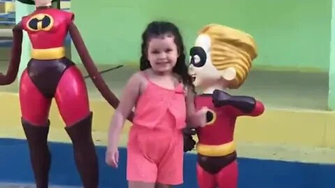 BRINCANDO NO PARQUE AQUATICO, ENCONTREI OS INCRÍVEIS #marvel #parqueaquatico #infantil #viral