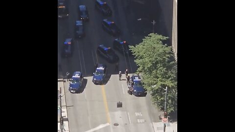 WOMAN ARMED WITH GUN🕵️‍♂️🏣🔫👩🏻‍🔧 🚓👮‍♂️ENTER FBI SEATTLE BUILDING🏣🔫👩🏻‍🔧🚔💫