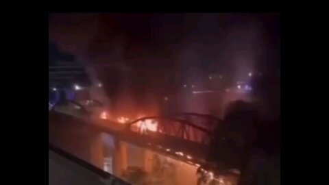 🚨 🌪️👀BREAKING – The "Iron Bridge" in Rome, Italy burned down and collapsed, yesterday evening.