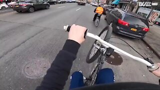 BMX'er på baghjul gennem travl NY-trafik!