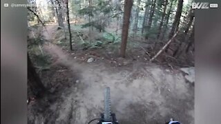 En VTT, il saute par-dessus un trou de 12 m!