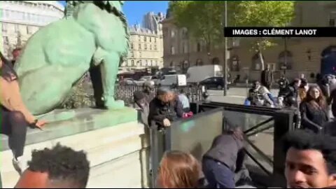 Migrants force their way into "Hotel de Ville" in Paris, demanding accommodation