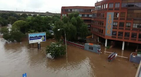 SOUTH AFRICA - Pretoria - Flooding in Centurion (Video) (QFv)