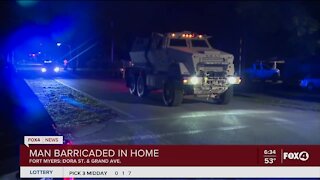 Fort Myers Police respond to man barricaded in home