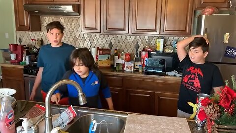 Kids get grossed out by turkey's gizzard, mom cleans it like a pro