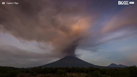 Images accélérées du volcan de Bali rejetant ses cendres