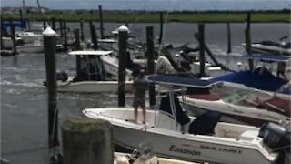 Tempestade arranca marina e dezenas de barcos