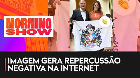 Alckmin aparece segurando bandeira com frase “Minha Criança Trans”