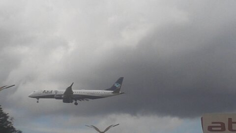 Embraer 195 PR-AYU vindo de Santarém e Embraer 195 PR-AXC vindo de Tefé