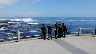 SOUTH AFRICA - Cape Town - Sea Point Drowning (Video) (dcG)