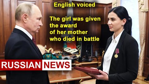 Putin gives the girl the star of the Hero of Russia, which belongs to her mother, who died in battle