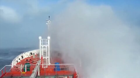 Ships in Storms | 10+ TERRIFYING MONSTER WAVES, Hurricanes & Thunderstorms at Sea