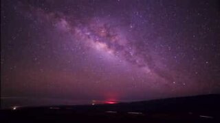 Vidéo en accéléré d'une nuit étoilée filmée à 2800 mètres d'altitude