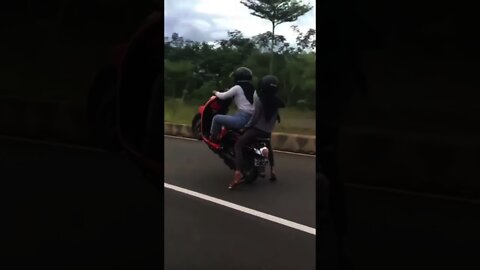 Aksi dua cewek hijab pamer freestyle motor di jalan raya