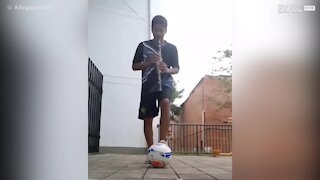 Homem joga futebol e toca clarinete ao mesmo tempo