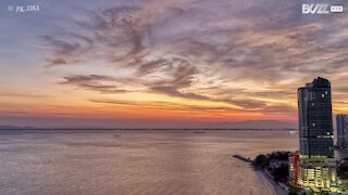 Superbe time-lapse du soleil levant en Malaisie