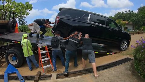 Sliding a Chevy Suburban off a flat bed truck (Nica Style)