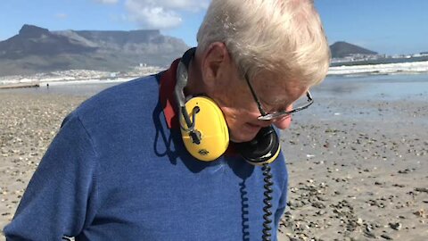 SOUTH AFRICA - Cape Town - Alan Miller, Metal Detectorist on Blouberg beach(Video) (zqD)