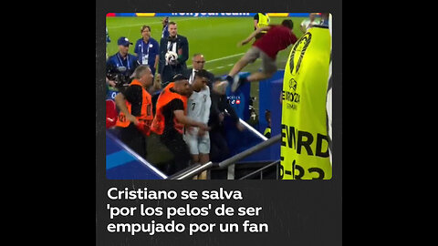 Cristiano Ronaldo casi embestido por un fan en un partido de Eurocopa