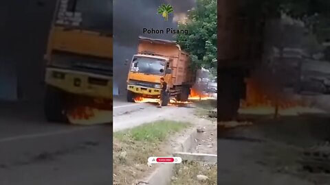 Dump Truck Tronton Terbakar