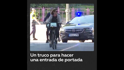 Viaja en bicicleta escoltada por dos coches para "cuidar del medio ambiente"