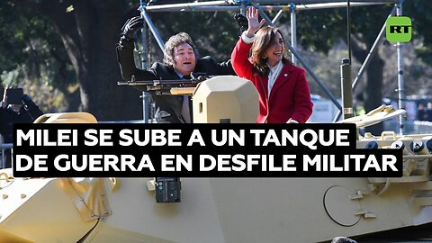 Milei se sube a un tanque de guerra en desfile militar