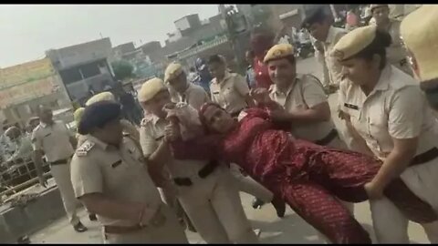 विधायक के घर के बाहर धरने पर बैठे ड्राइवर और उसके परिवार को पुलिस ने बल प्रयोग करके हटाया | KK NEWS